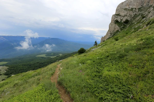 Chemin dans les montagnes — Photo