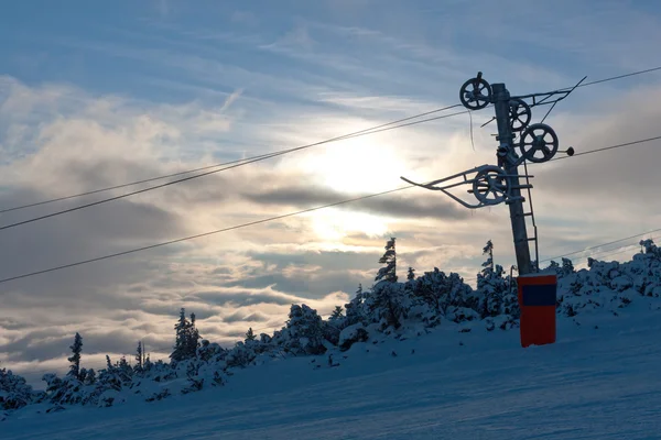 Sesselliftanlagen im Winterskigebiet — Stockfoto