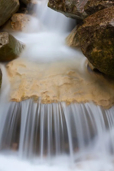 Schöner Wasserfall Gebirgsfluss — Stockfoto