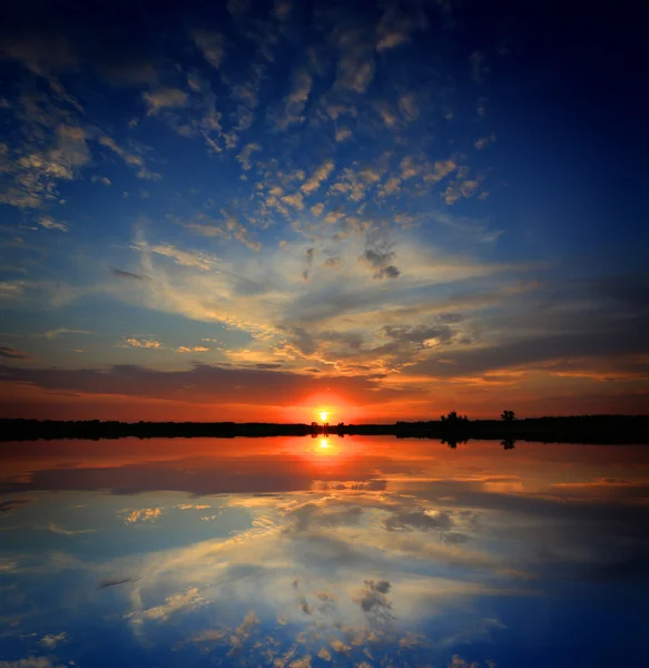 Zonsondergang op lake — Stockfoto