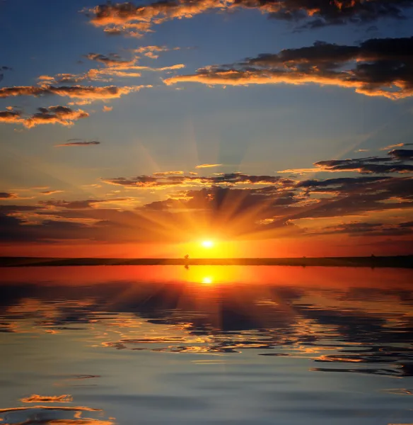 Solsken på kvällen över vatten — Stockfoto