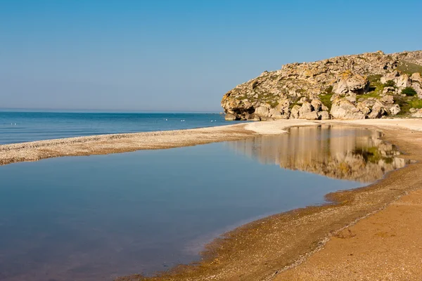 Zanderige baai op zee — Stockfoto