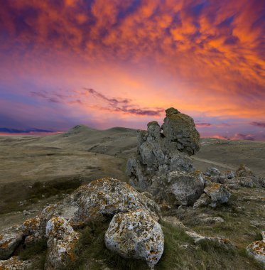 dağlarda günbatımı üzerinde kaya