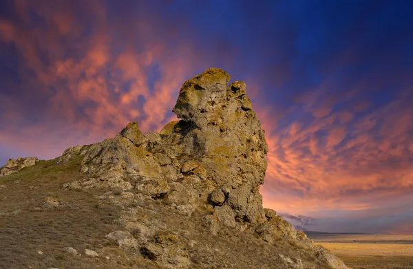 Roca sobre fondo del atardecer —  Fotos de Stock