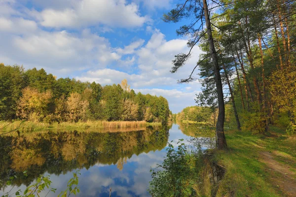 Bonito día de otoño en el río —  Fotos de Stock