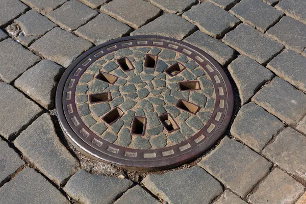 Brunnslock på trottoaren — Stockfoto