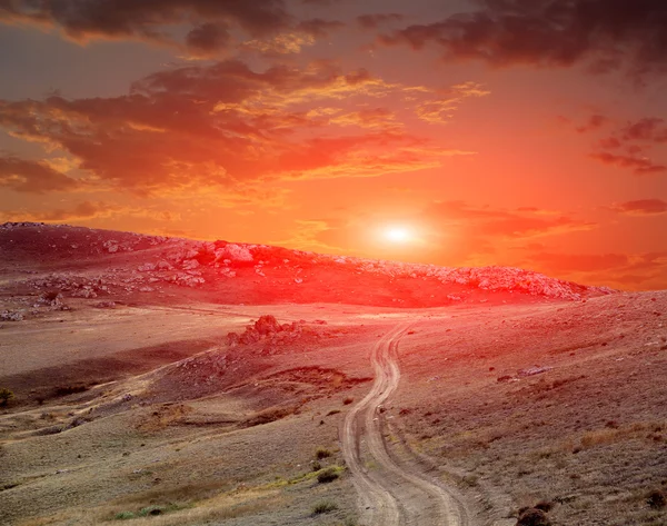 Camino en las montañas al atardecer — Foto de Stock