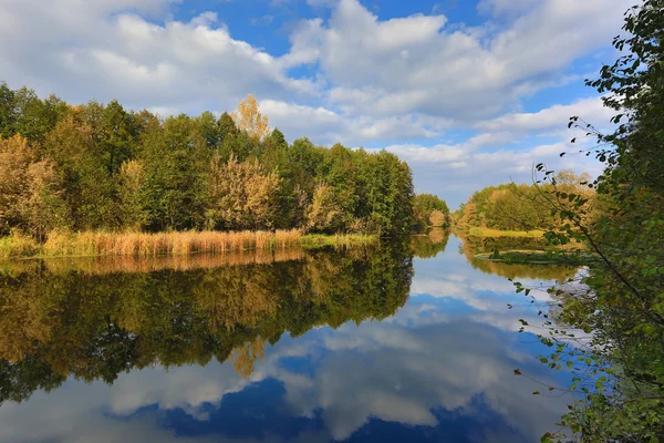 Paesaggio autunnale sul fiume — Foto Stock