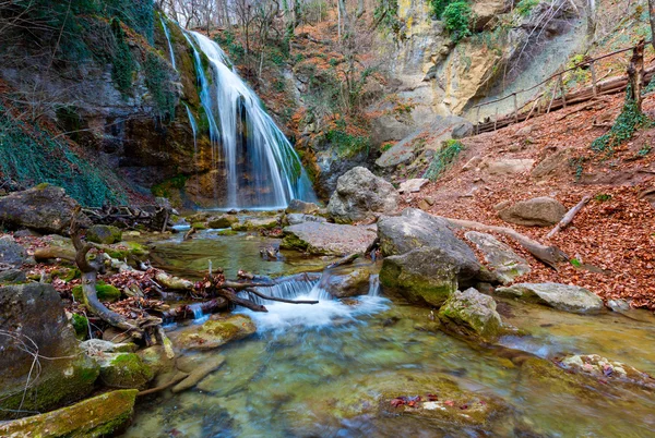 Cascada en las montañas — Foto de Stock