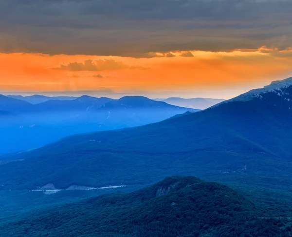 Scène du soir dans les montagnes — Photo