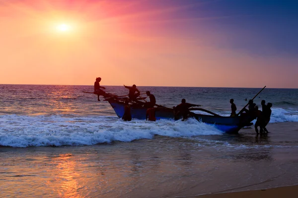 Barco e pescadores — Fotografia de Stock