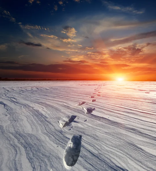 Neve-caminho em estepe no pôr do sol fundo — Fotografia de Stock