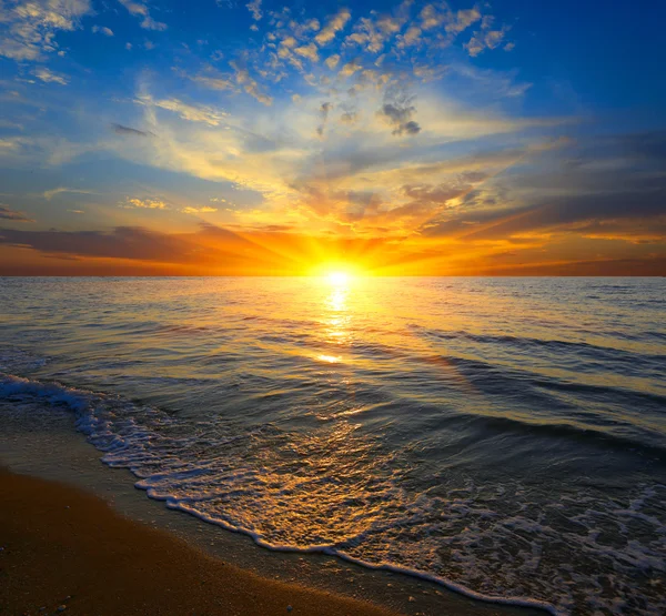 Pôr do sol sobre o mar — Fotografia de Stock