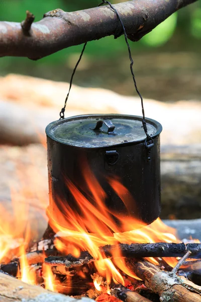 Wasserkocher für Touristen in Flammen — Stockfoto