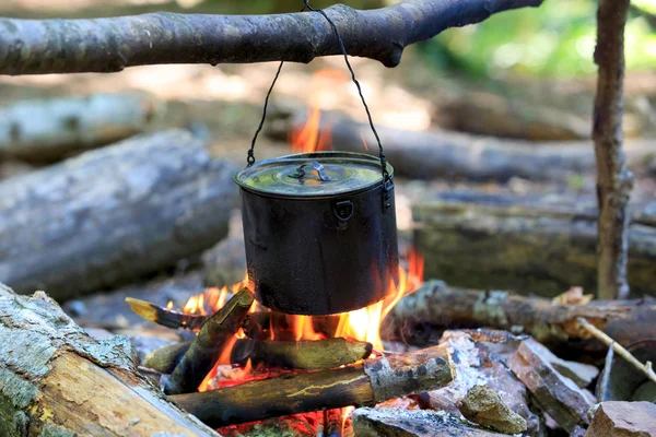 Wasserkocher am Lagerfeuer — Stockfoto