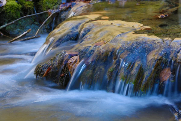 Litet vattenfall på berget floden — Stockfoto