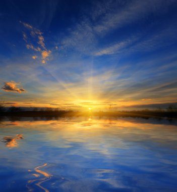 Sunset su yüzeyi üzerinde