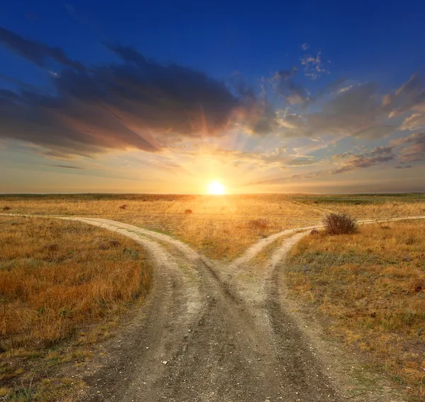 Strade bivio su sfondo tramonto — Foto Stock