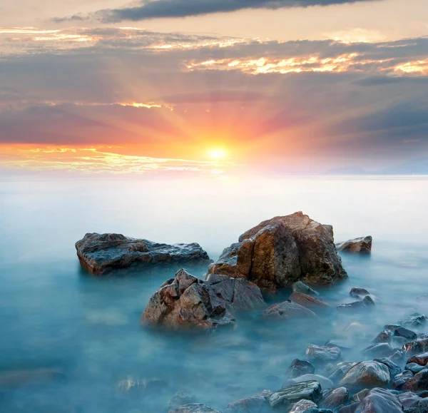 Stenar i havet bevattnar — Stockfoto