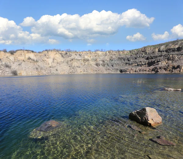 Lake in verlaten steengroeve — Stockfoto