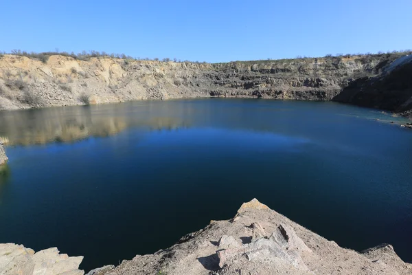 Jezioro w starym kamieniołomie — Zdjęcie stockowe