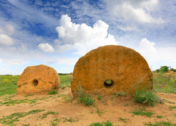 Alte Mühlsteine in der Steppe — Stockfoto