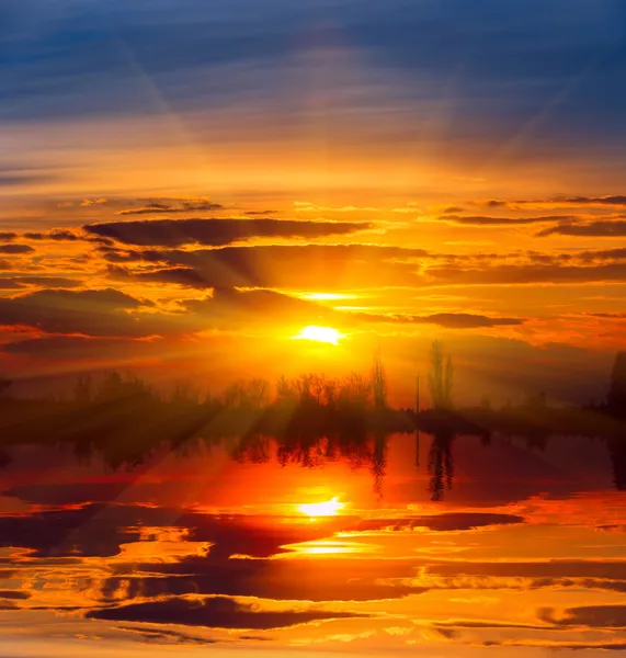 Západ slunce nad jezerem — Stock fotografie