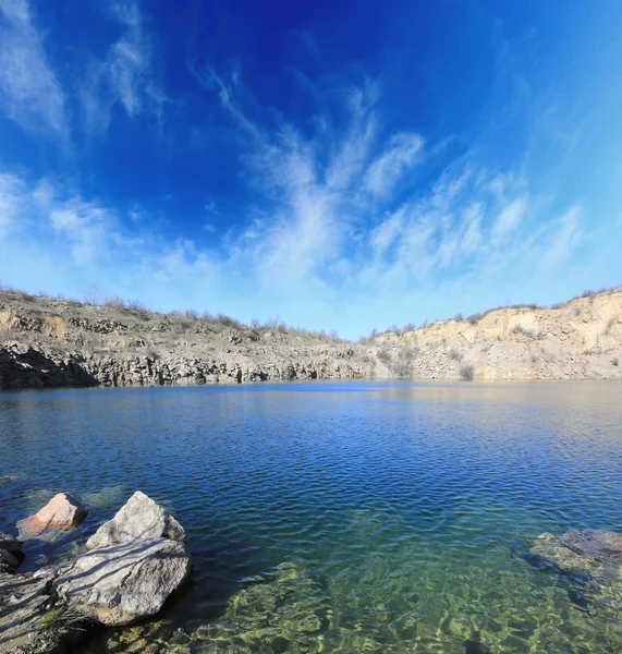 Blauwe water van lake in oude steengroeve — Stockfoto