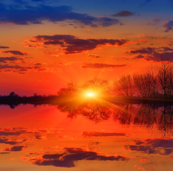 Zonsondergang op lake — Stockfoto