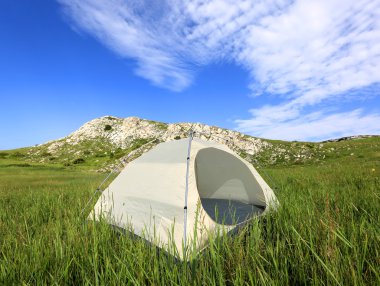 çayır üzerinde turist çadır