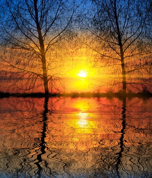 Захід сонця небо над озером — стокове фото