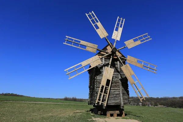 Vecchio mulino a vento in legno sul prato — Foto Stock