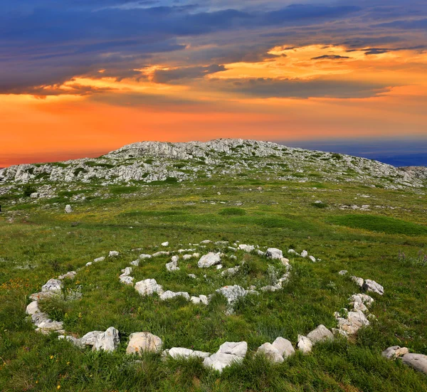 Kamenné kruhy v horách山中のストーン サークル — Stock fotografie