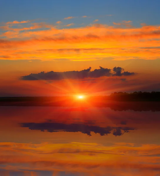 Ηλιοβασίλεμα ουρανό πάνω από τη λίμνη — Φωτογραφία Αρχείου