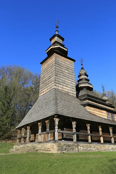 Oude houten kerk in Oekraïense dorp — Stockfoto