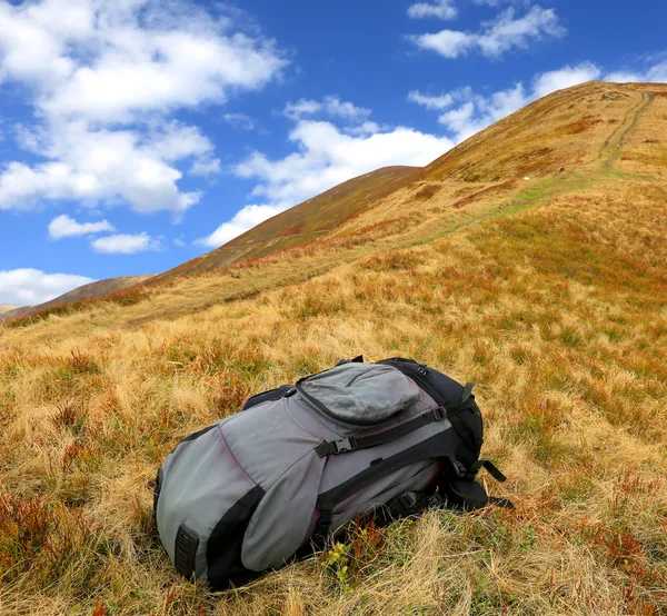 Rucksack auf Wiese — Stockfoto