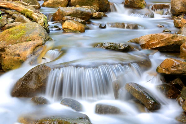 Bella cascata di torrente di montagna — Foto Stock