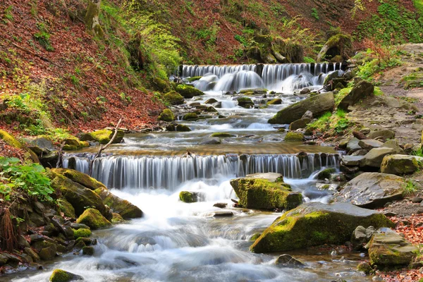 Belle cascade sur la rivière de montagne — Photo