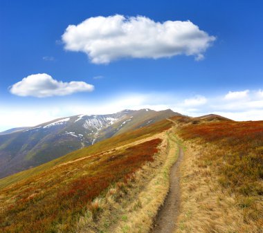 yol üzerinde dağ sırtı