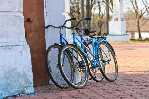两辆旧自行车 — 图库照片