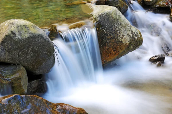 Trevlig fjällbäck — Stockfoto