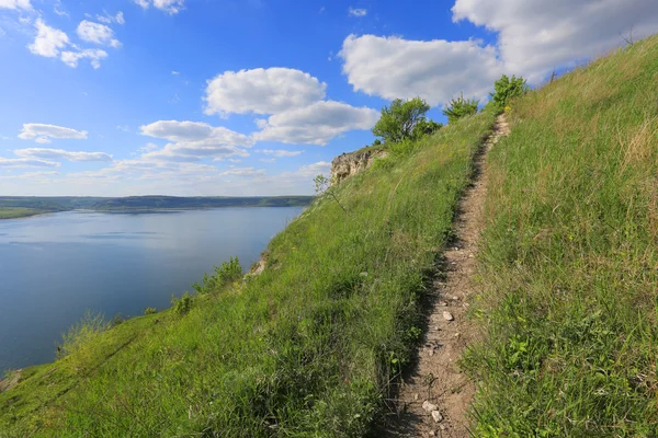 Camino sobre la colina cerca del gran lago — Foto de Stock