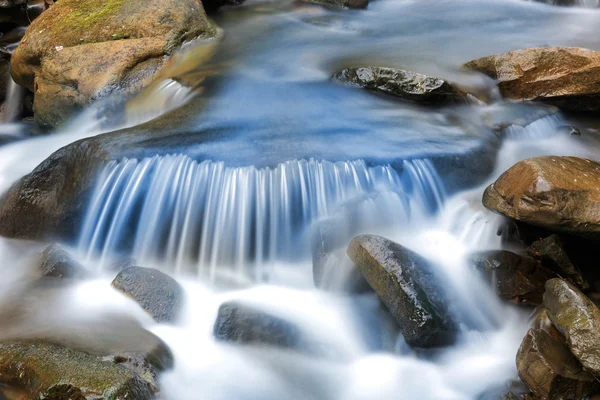 Schöner kleiner Wasserfall — Stockfoto