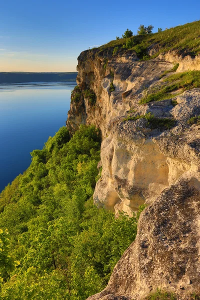 Roccia bianca sul mare blu — Foto Stock