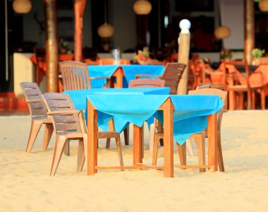 masa sandalye kumlu plajı ile
