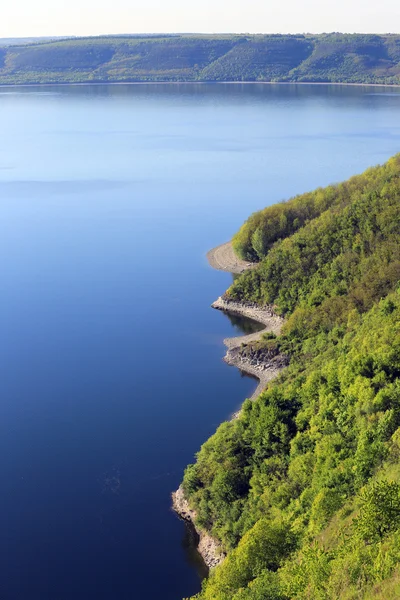 Grande margem do lago — Fotografia de Stock