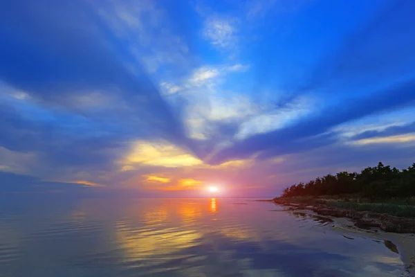 Pôr do sol sobre lago — Fotografia de Stock