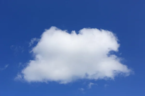Nice één wolk in de hemel — Stockfoto