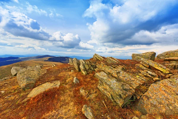 Pedras velhas em montanhas — Fotografia de Stock