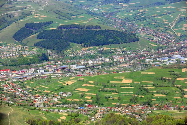 Вид с воздуха на город в горной долине — стоковое фото